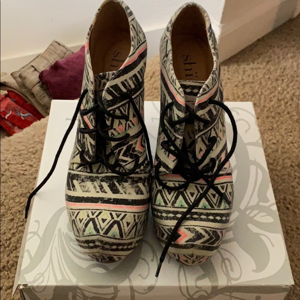 Shi Wedge Shoes